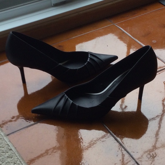 ZARA POINTY TOE PUMPS WITH RUCHING DETAILS- BRAND NEW NEVER WORN - Picture 2 of 3